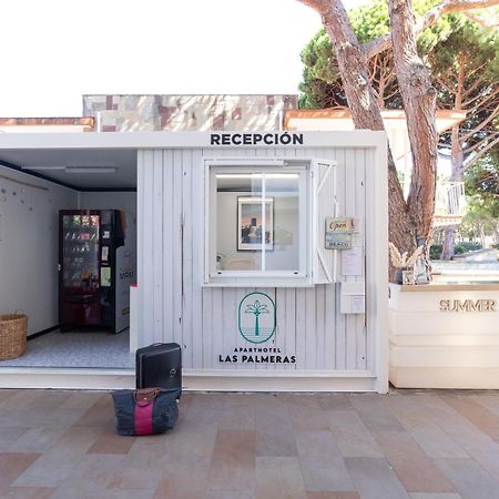 Aparthotel Las Palmeras Castelldefels Bagian luar foto