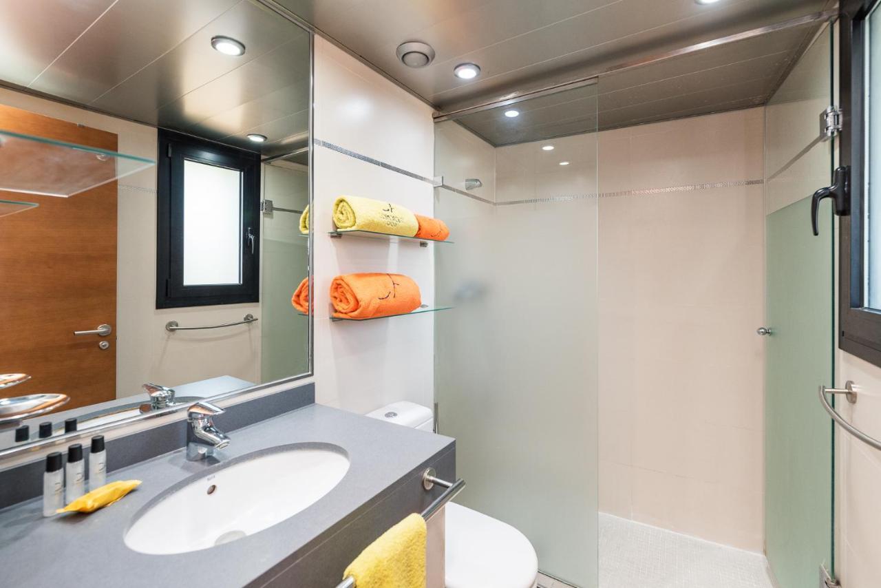 Aparthotel Las Palmeras Castelldefels Bagian luar foto