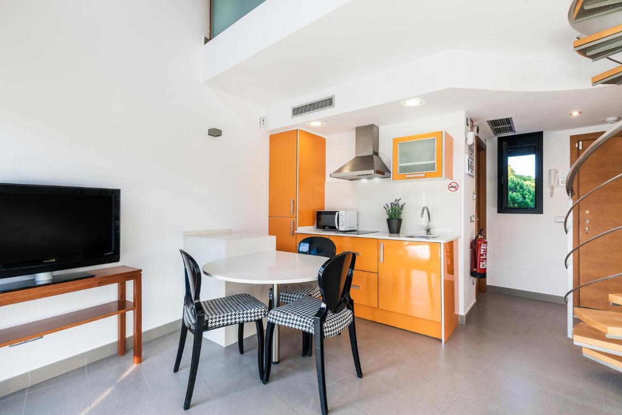 Aparthotel Las Palmeras Castelldefels Bagian luar foto