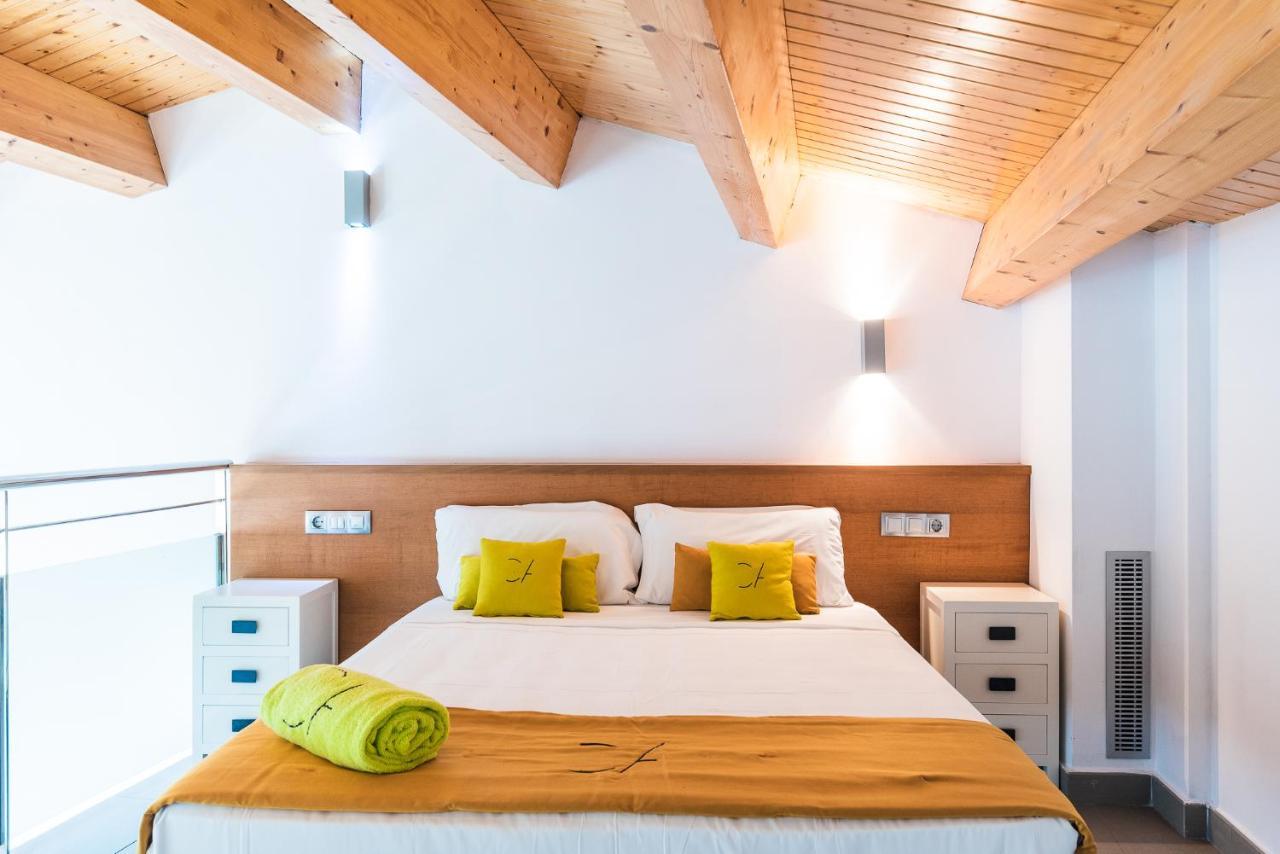 Aparthotel Las Palmeras Castelldefels Bagian luar foto