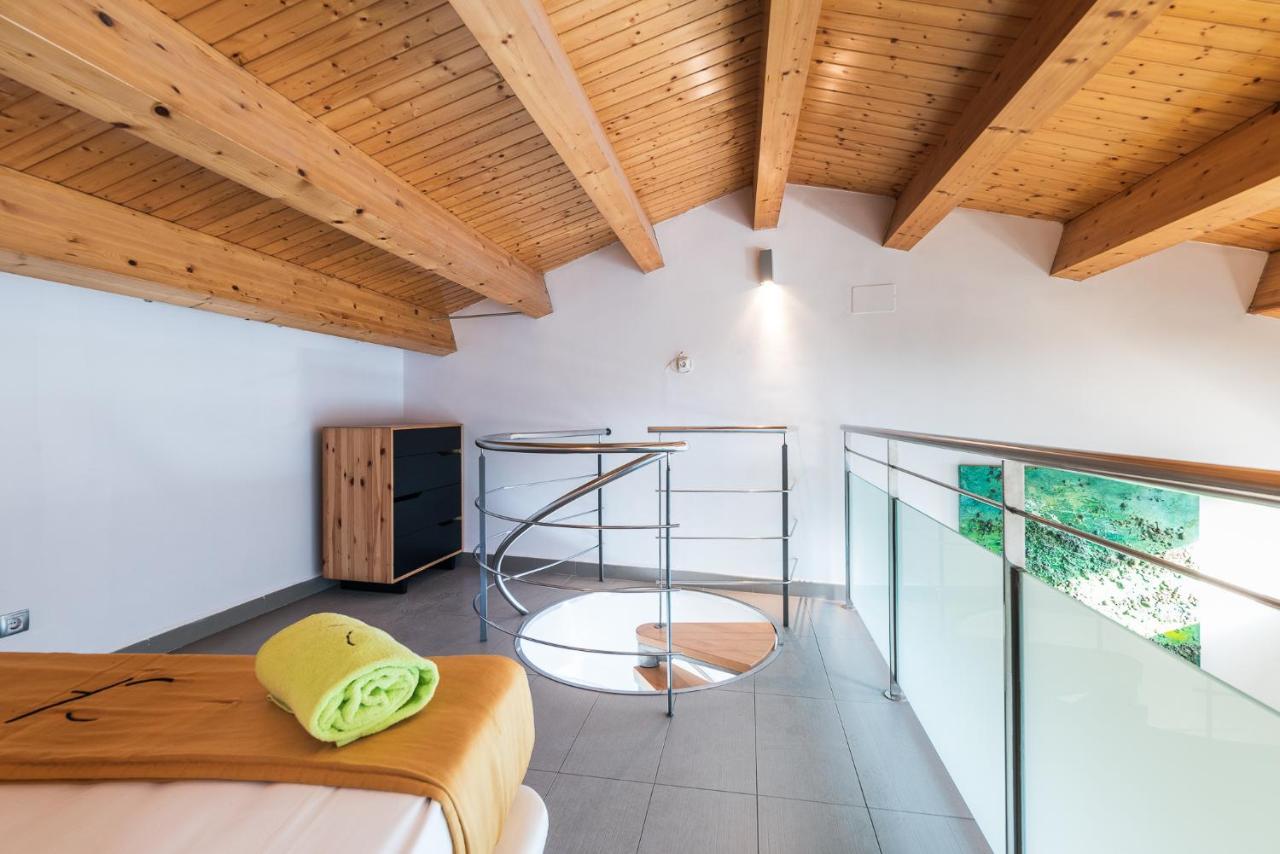 Aparthotel Las Palmeras Castelldefels Bagian luar foto