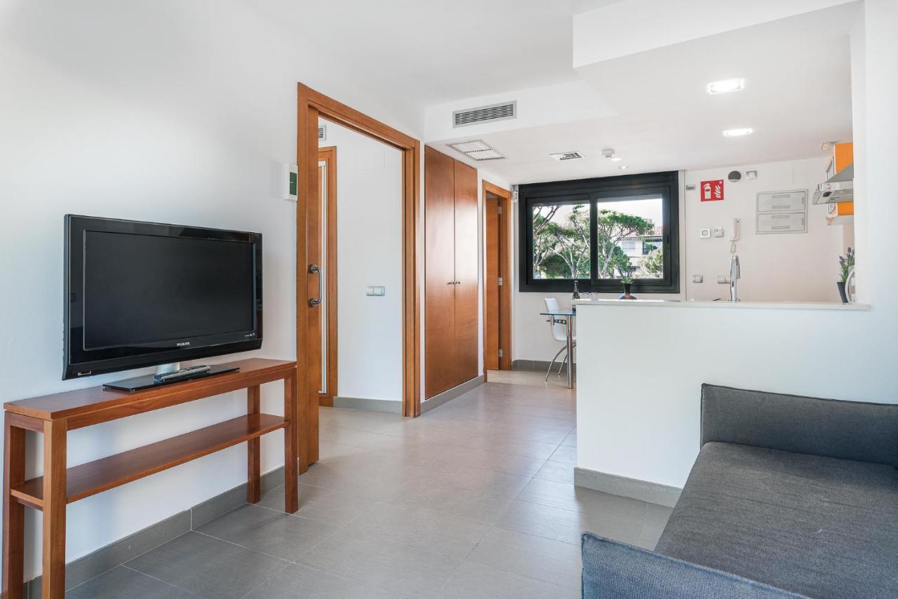 Aparthotel Las Palmeras Castelldefels Bagian luar foto