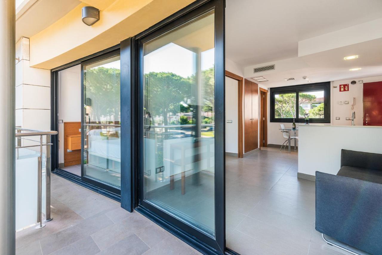 Aparthotel Las Palmeras Castelldefels Bagian luar foto