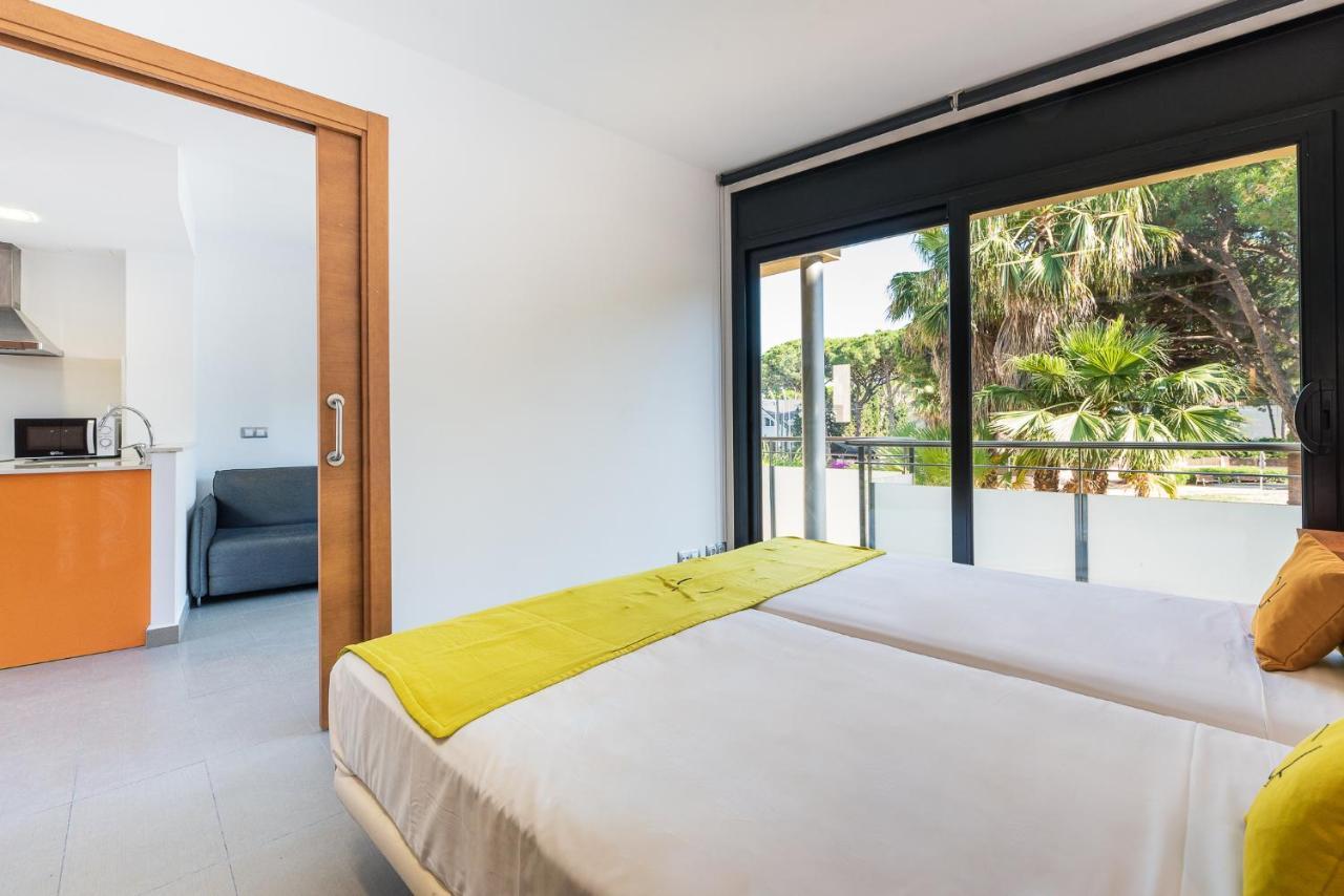 Aparthotel Las Palmeras Castelldefels Bagian luar foto