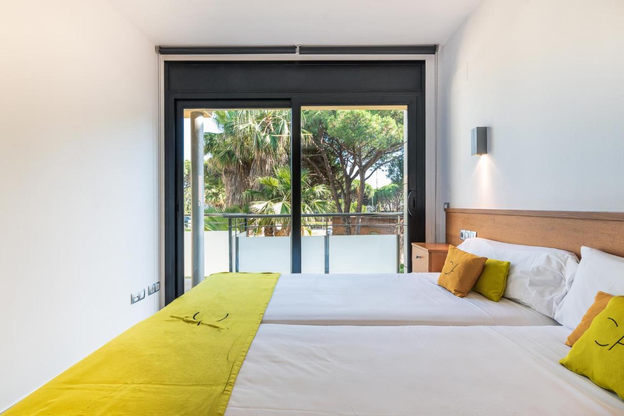 Aparthotel Las Palmeras Castelldefels Bagian luar foto