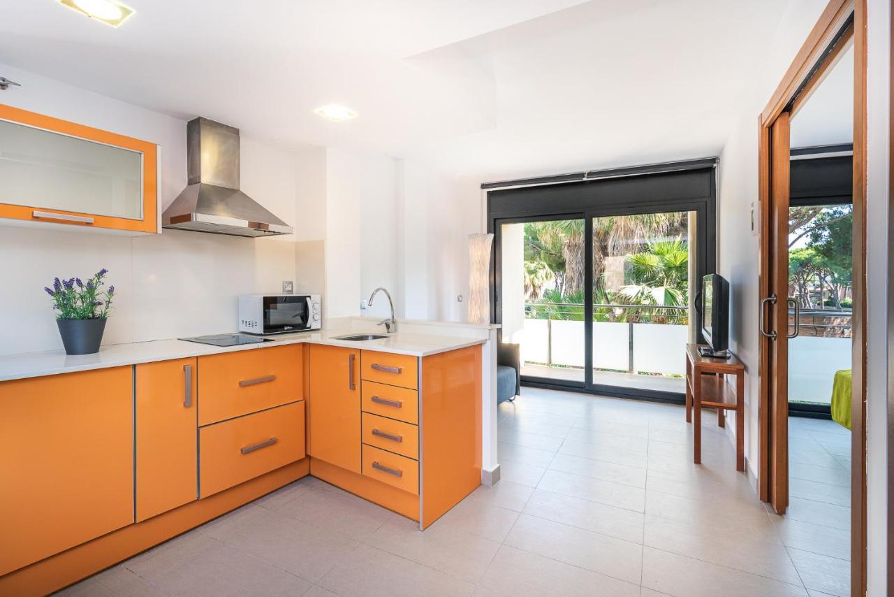 Aparthotel Las Palmeras Castelldefels Bagian luar foto
