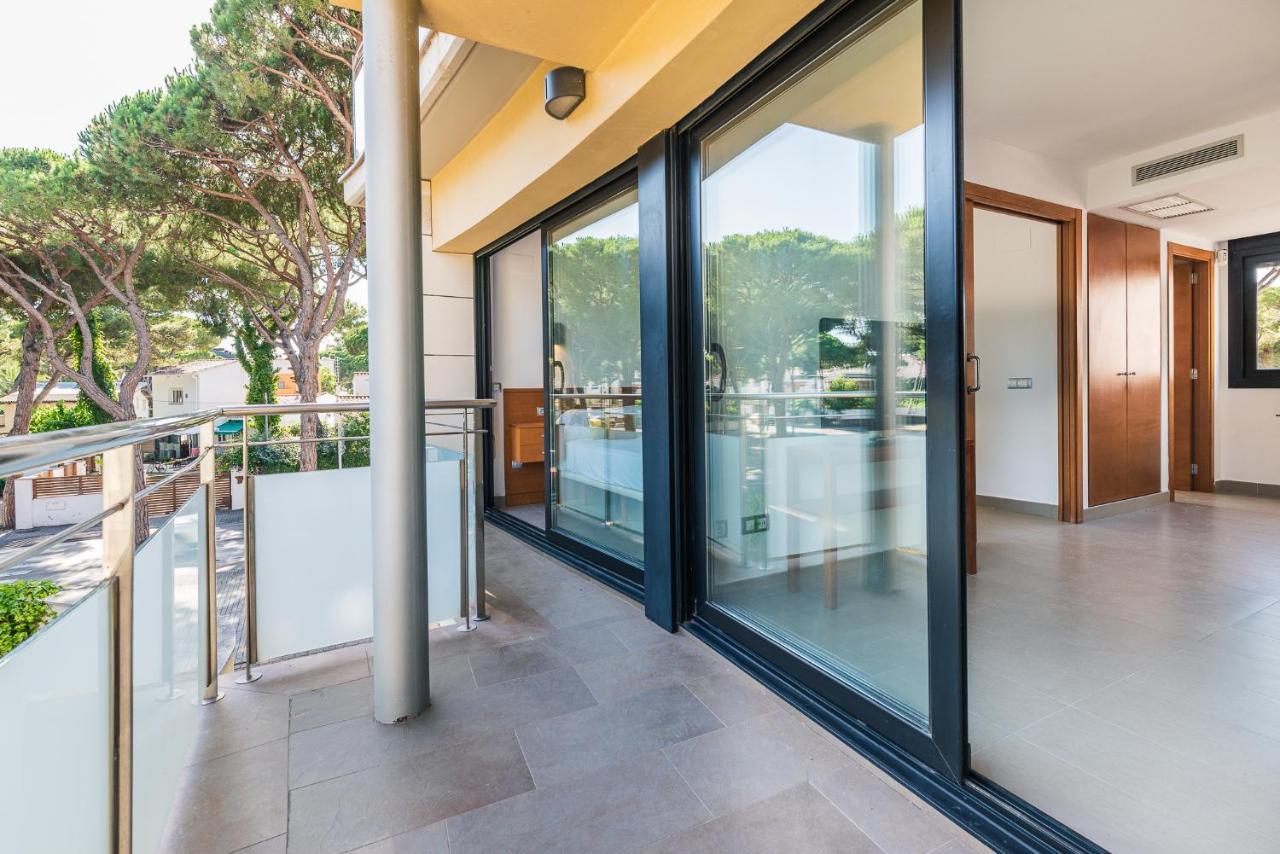 Aparthotel Las Palmeras Castelldefels Bagian luar foto