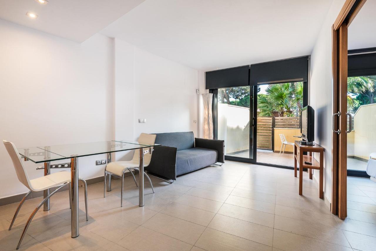 Aparthotel Las Palmeras Castelldefels Bagian luar foto