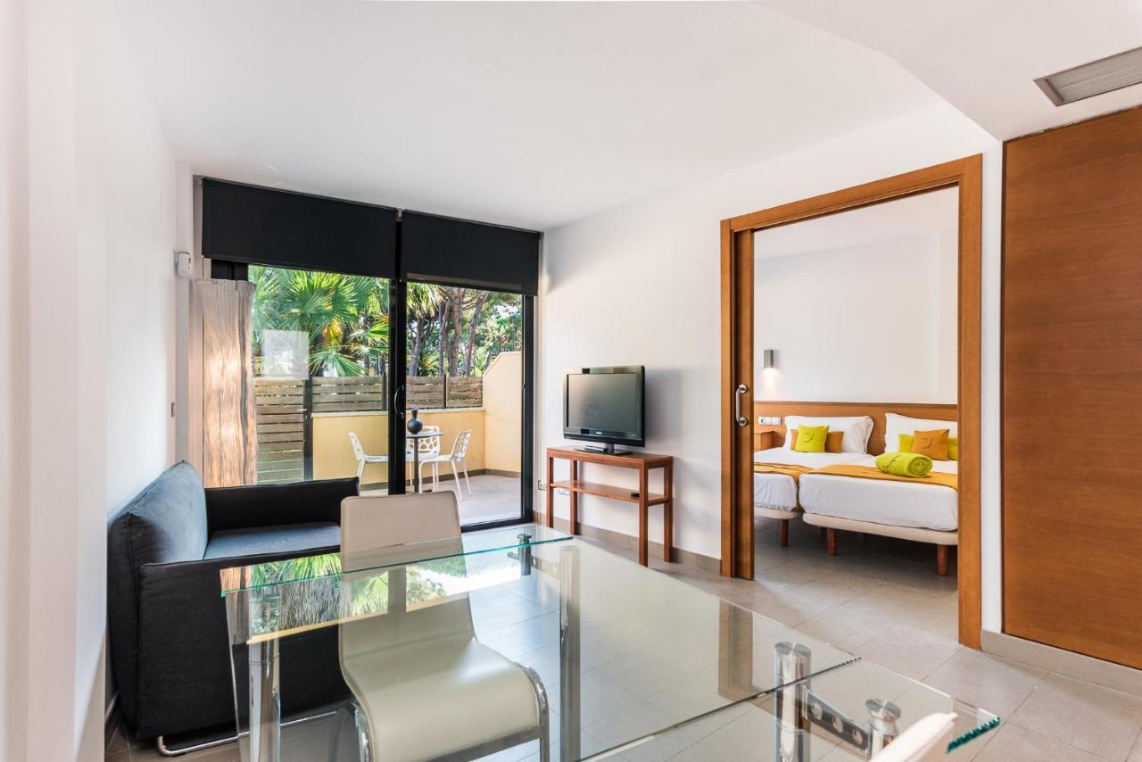 Aparthotel Las Palmeras Castelldefels Bagian luar foto