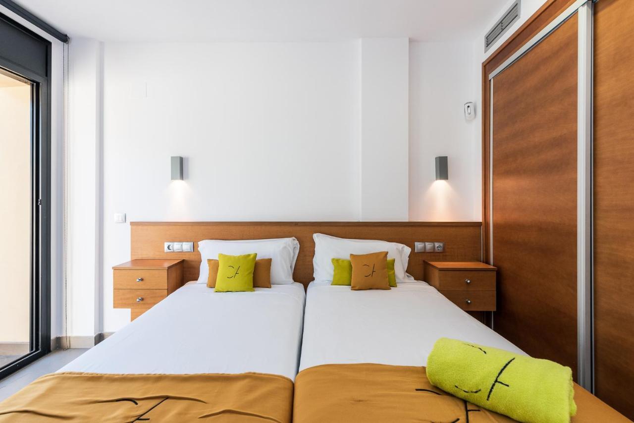 Aparthotel Las Palmeras Castelldefels Bagian luar foto