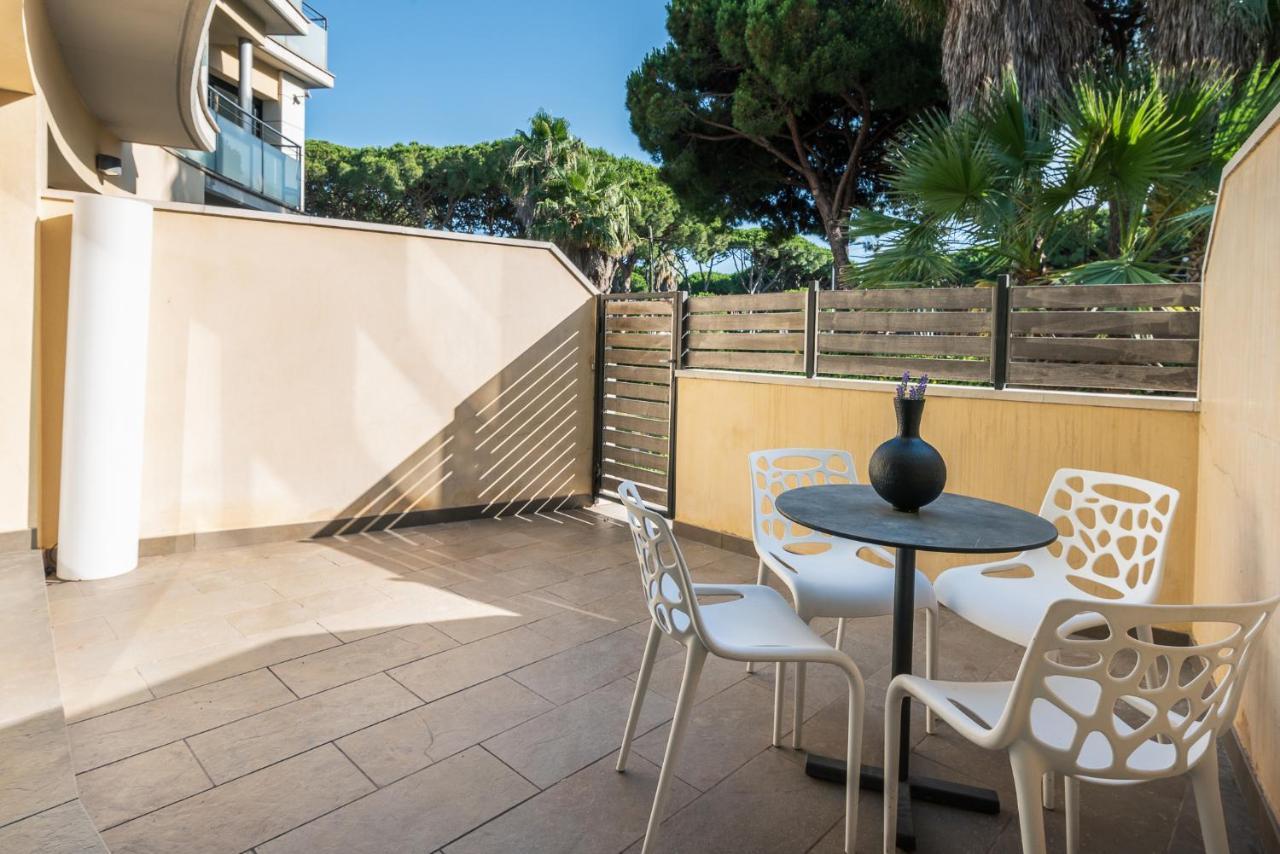 Aparthotel Las Palmeras Castelldefels Bagian luar foto