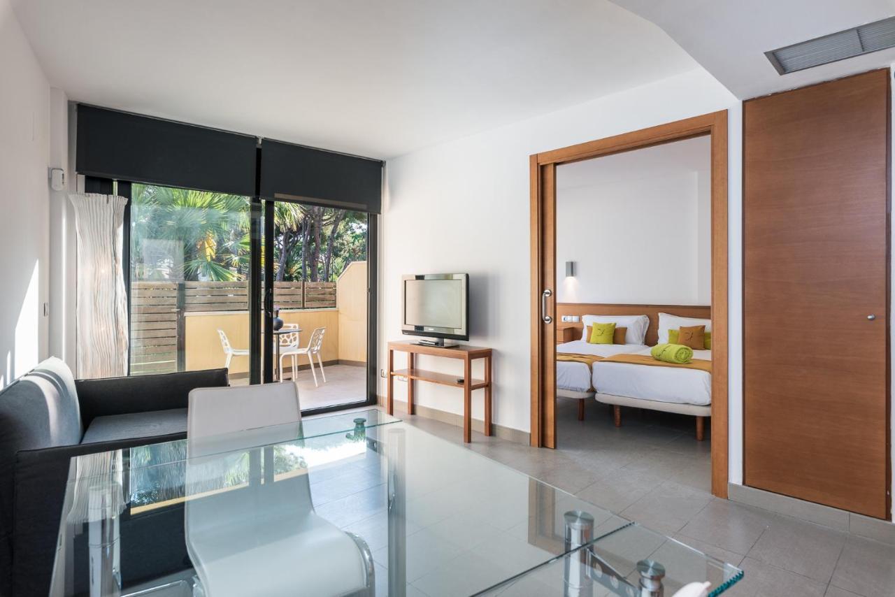Aparthotel Las Palmeras Castelldefels Bagian luar foto