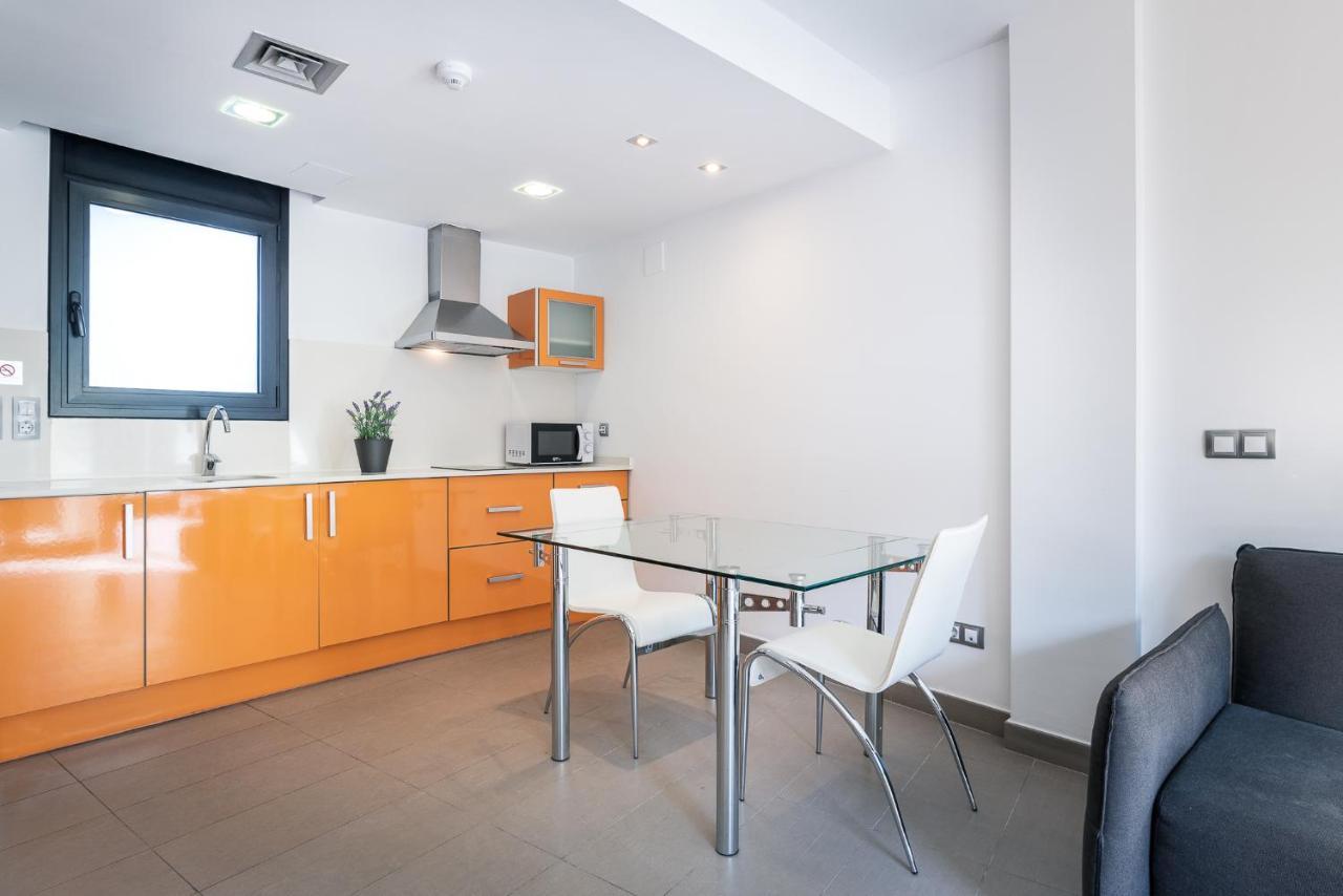 Aparthotel Las Palmeras Castelldefels Bagian luar foto