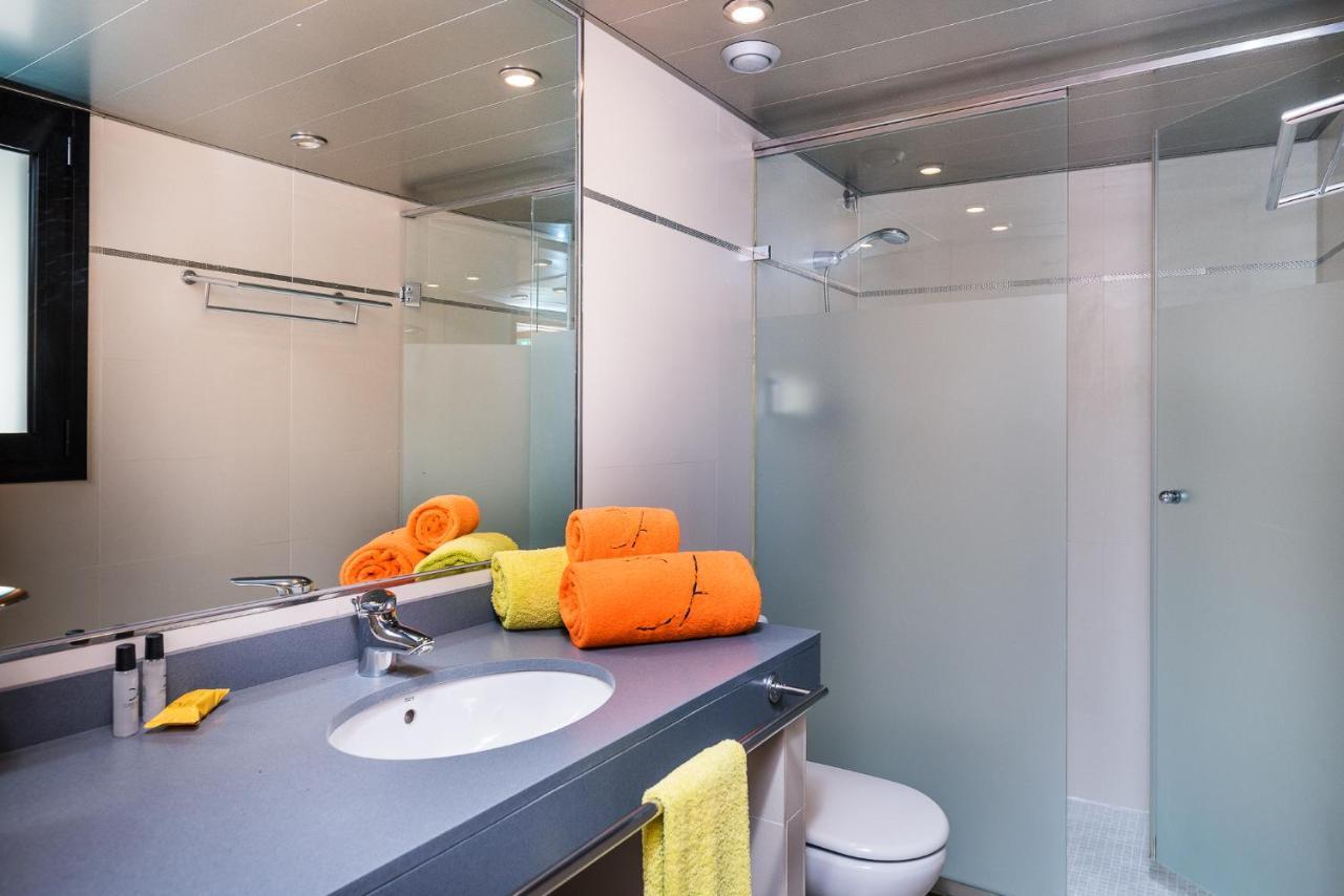 Aparthotel Las Palmeras Castelldefels Bagian luar foto