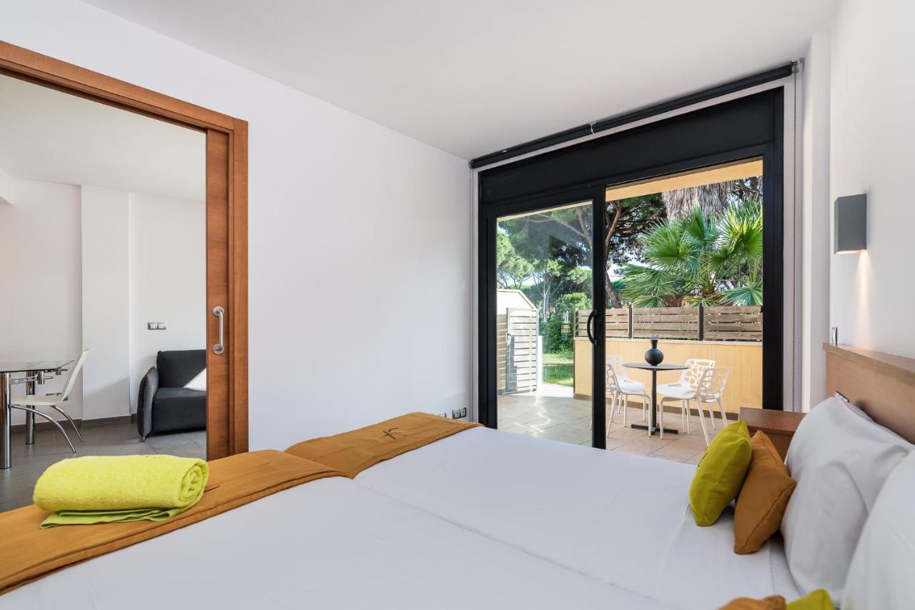 Aparthotel Las Palmeras Castelldefels Bagian luar foto