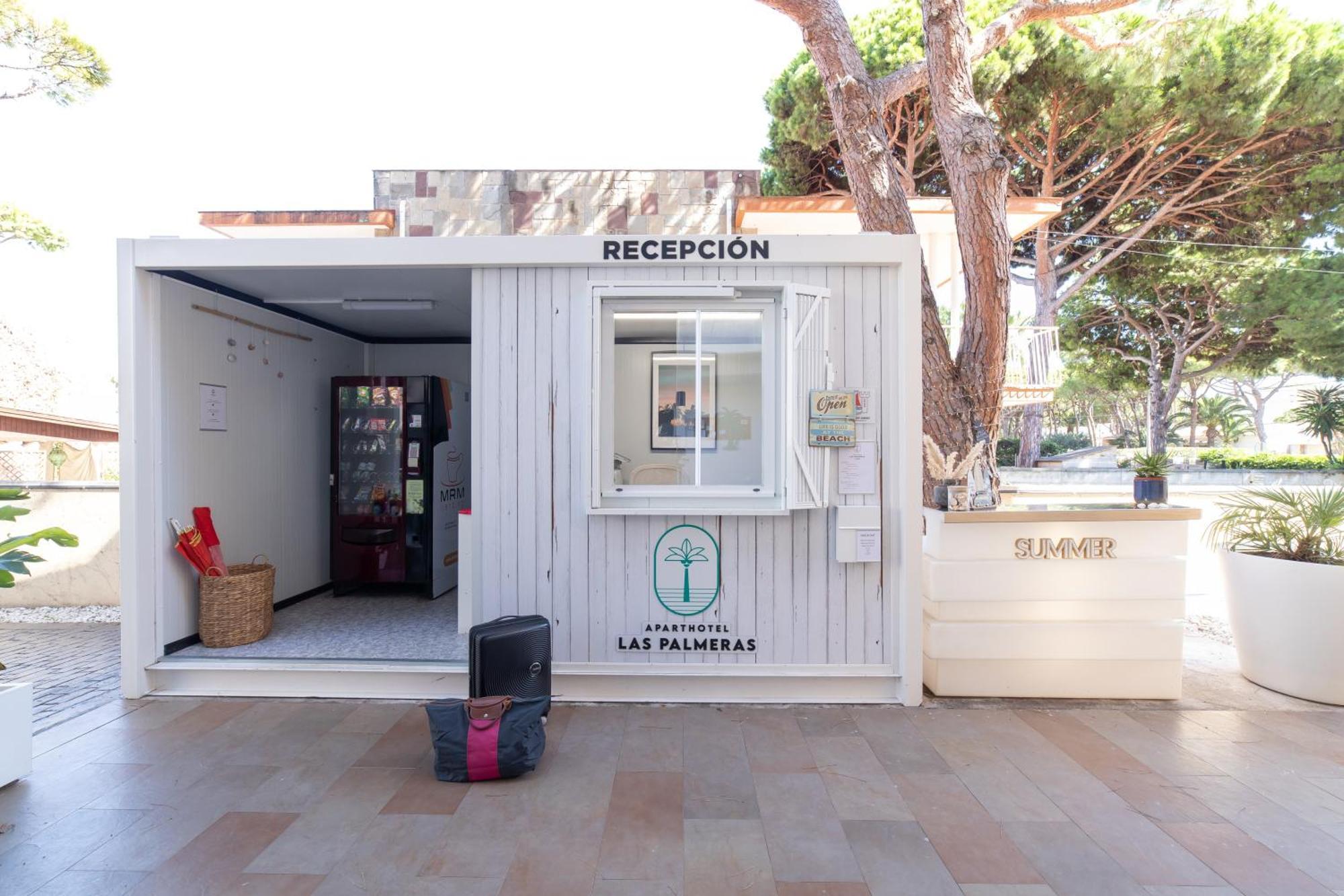 Aparthotel Las Palmeras Castelldefels Bagian luar foto