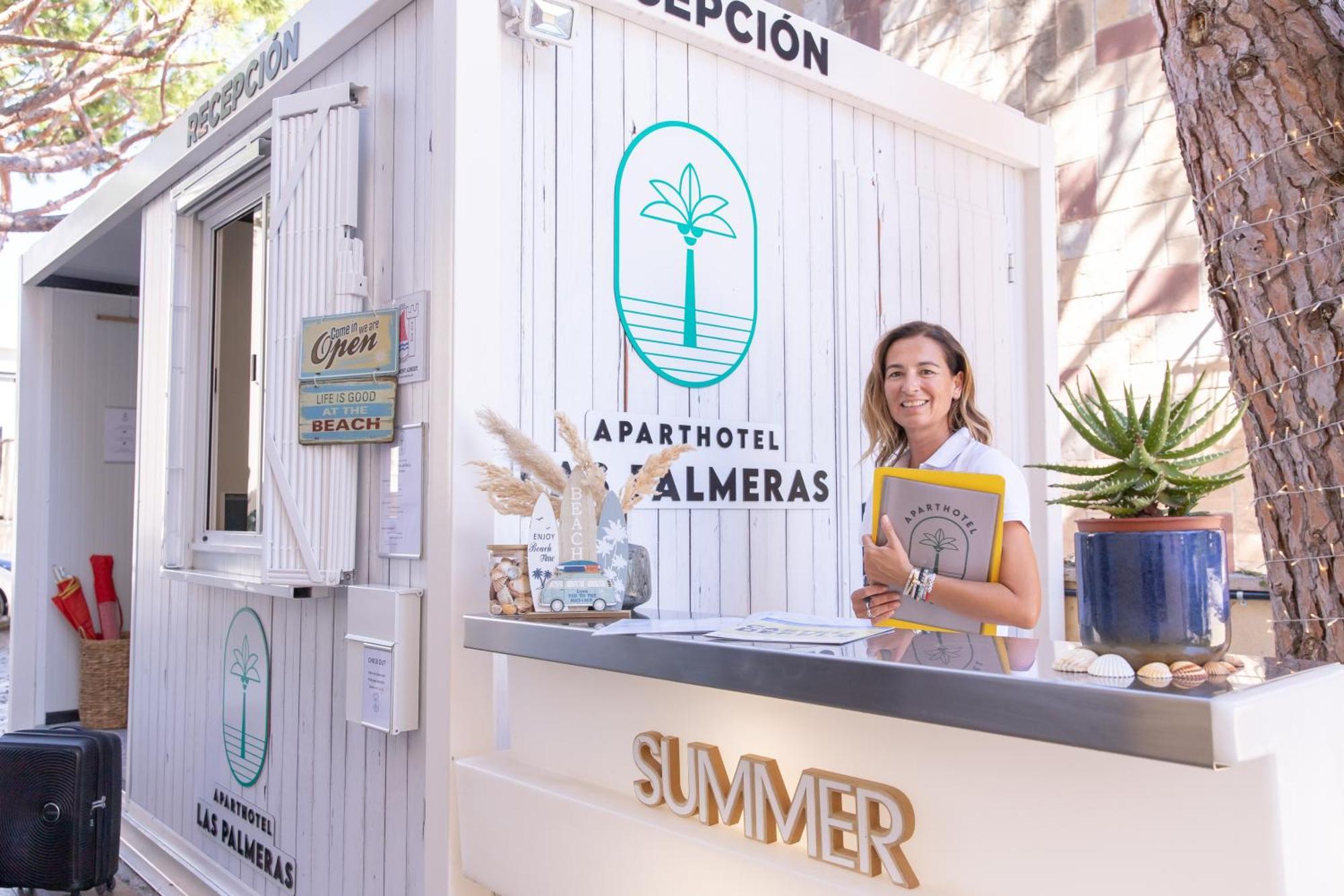 Aparthotel Las Palmeras Castelldefels Bagian luar foto