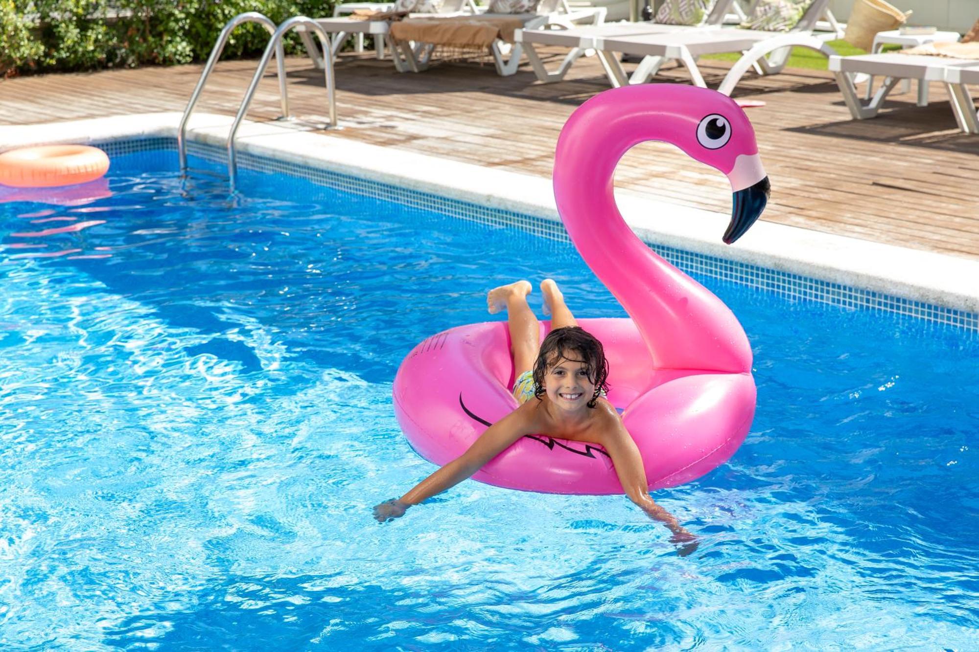 Aparthotel Las Palmeras Castelldefels Bagian luar foto