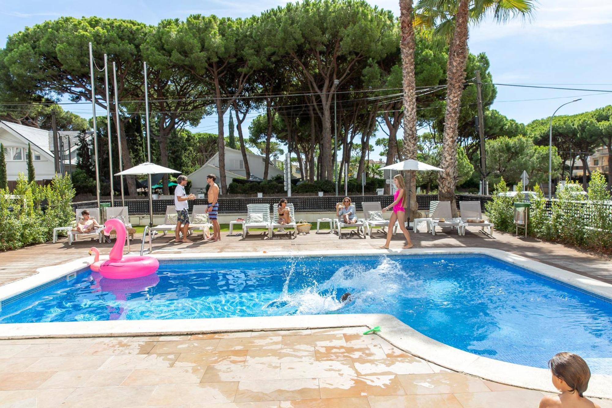 Aparthotel Las Palmeras Castelldefels Bagian luar foto