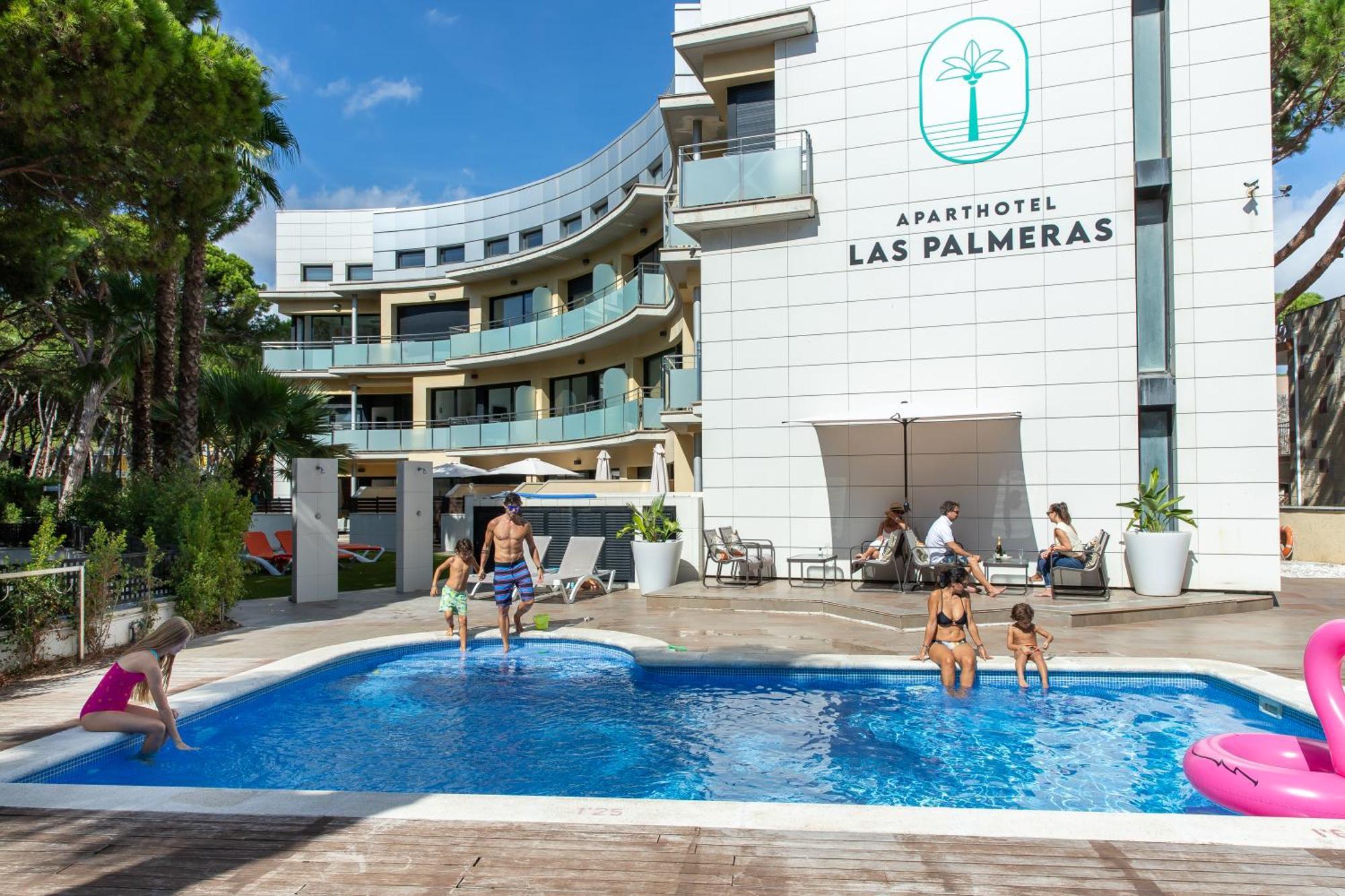 Aparthotel Las Palmeras Castelldefels Bagian luar foto