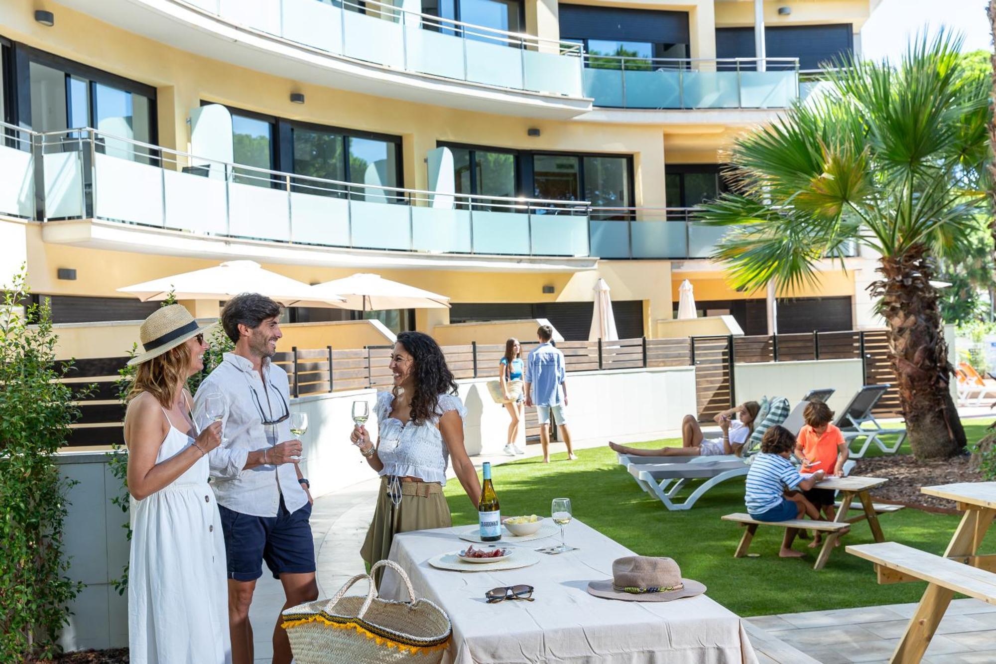 Aparthotel Las Palmeras Castelldefels Bagian luar foto