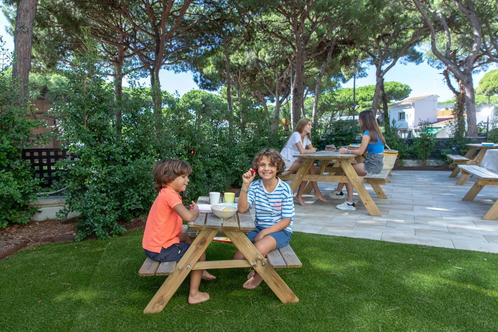 Aparthotel Las Palmeras Castelldefels Bagian luar foto